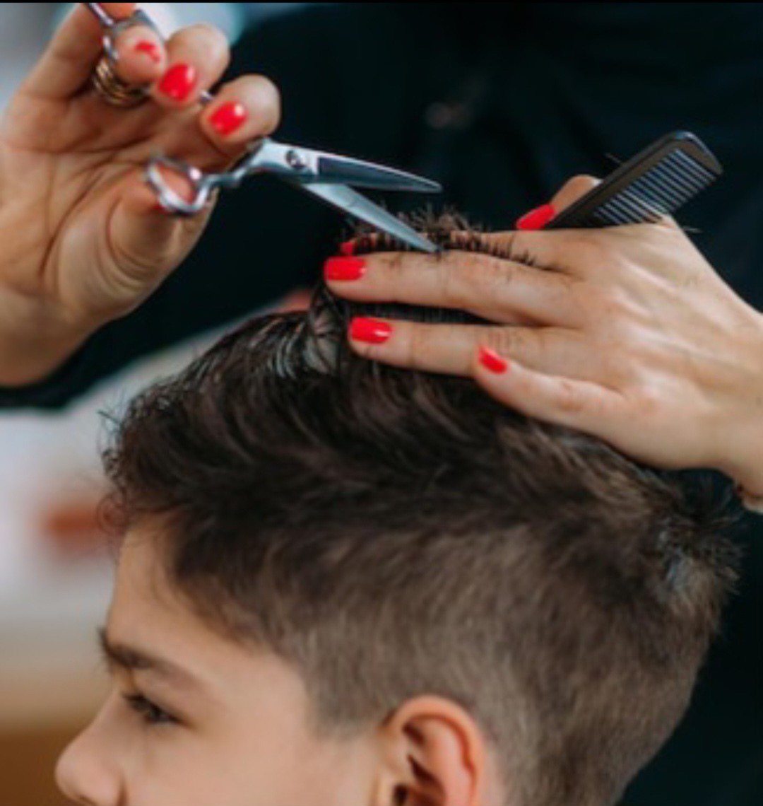 Coupe aux ciseaux sur un jeune garçon