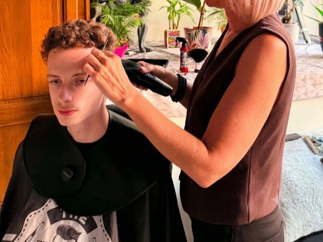 Ludivine coupe les cheveux d'un jeune homme à son domicile